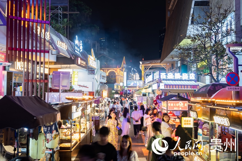 6月21日，夜幕下人頭攢動的貴陽市太平路街區(qū)。人民網(wǎng)記者 涂敏攝