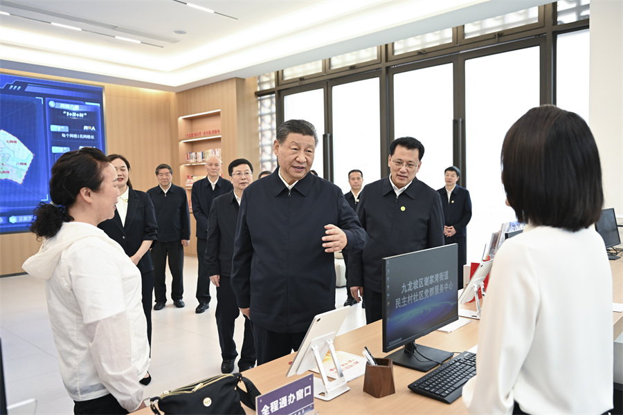 2024年4月22日至24日，中共中央總書記、國家主席、中央軍委主席習(xí)近平在重慶考察。這是22日下午，習(xí)近平在九龍坡區(qū)謝家灣街道民主村社區(qū)考察。新華社記者 謝環(huán)馳 攝