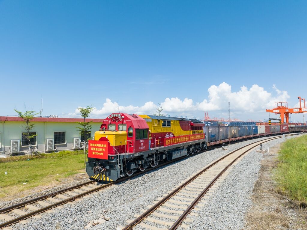 01 陸海新通道第20000列班車。陸海新通道運(yùn)營公司供圖