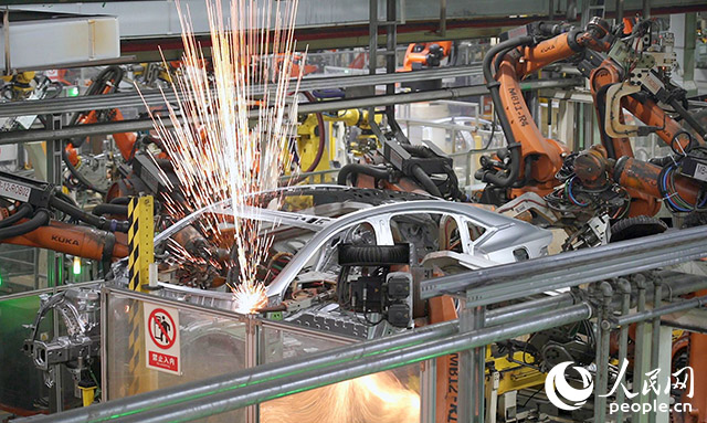 長安汽車兩江工廠，機(jī)械臂正在工作。人民網(wǎng)記者 劉祎攝