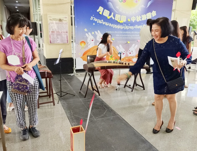 資訊有故事丨海外慶中秋活動創(chuàng)意滿滿 外國友人說“我知道了中國人為什么慶祝這個(gè)節(jié)日”