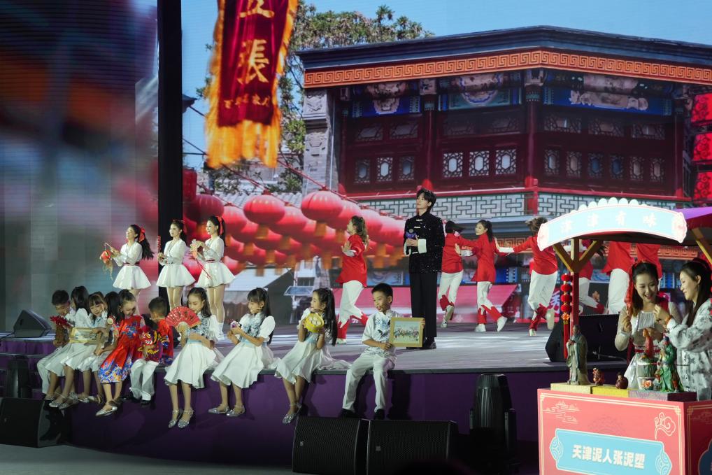 《津門謠》節(jié)目現(xiàn)場(chǎng)。人民網(wǎng)記者 于凱攝