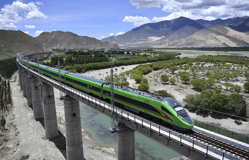 2022年6月22日，復(fù)興號(hào)列車(chē)行駛在西藏山南境內(nèi)。