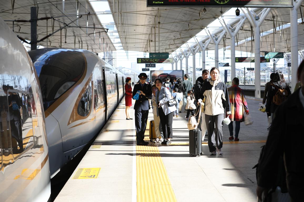 旅客在站臺(tái)準(zhǔn)備乘車。受訪方供圖