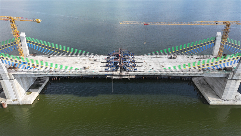 圖為馬古富力大橋合龍現(xiàn)場(chǎng)。中土東非公司供圖