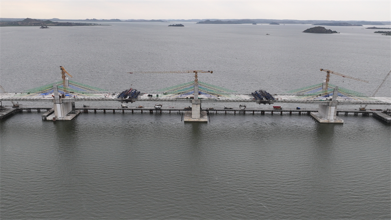 圖為馬古富力大橋合龍現(xiàn)場(chǎng)。中土東非公司供圖