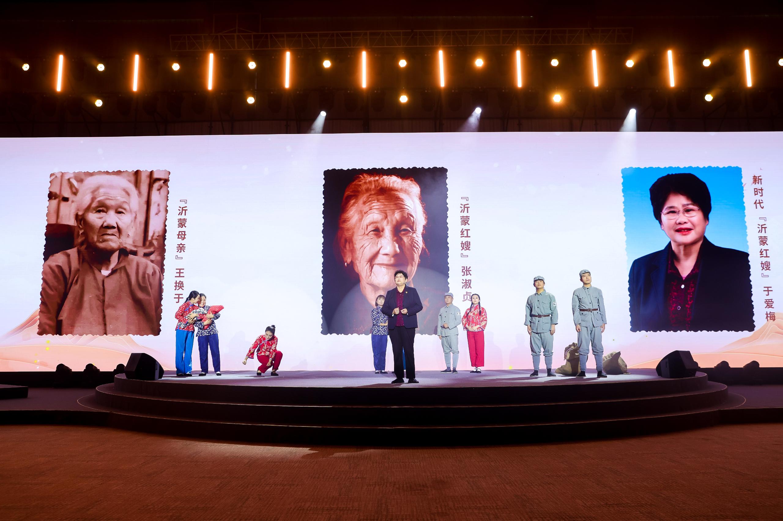 “何以中國·弦歌不輟”網(wǎng)絡主題活動現(xiàn)場，于愛梅講述“沂蒙紅嫂”的故事。人民視頻供圖。