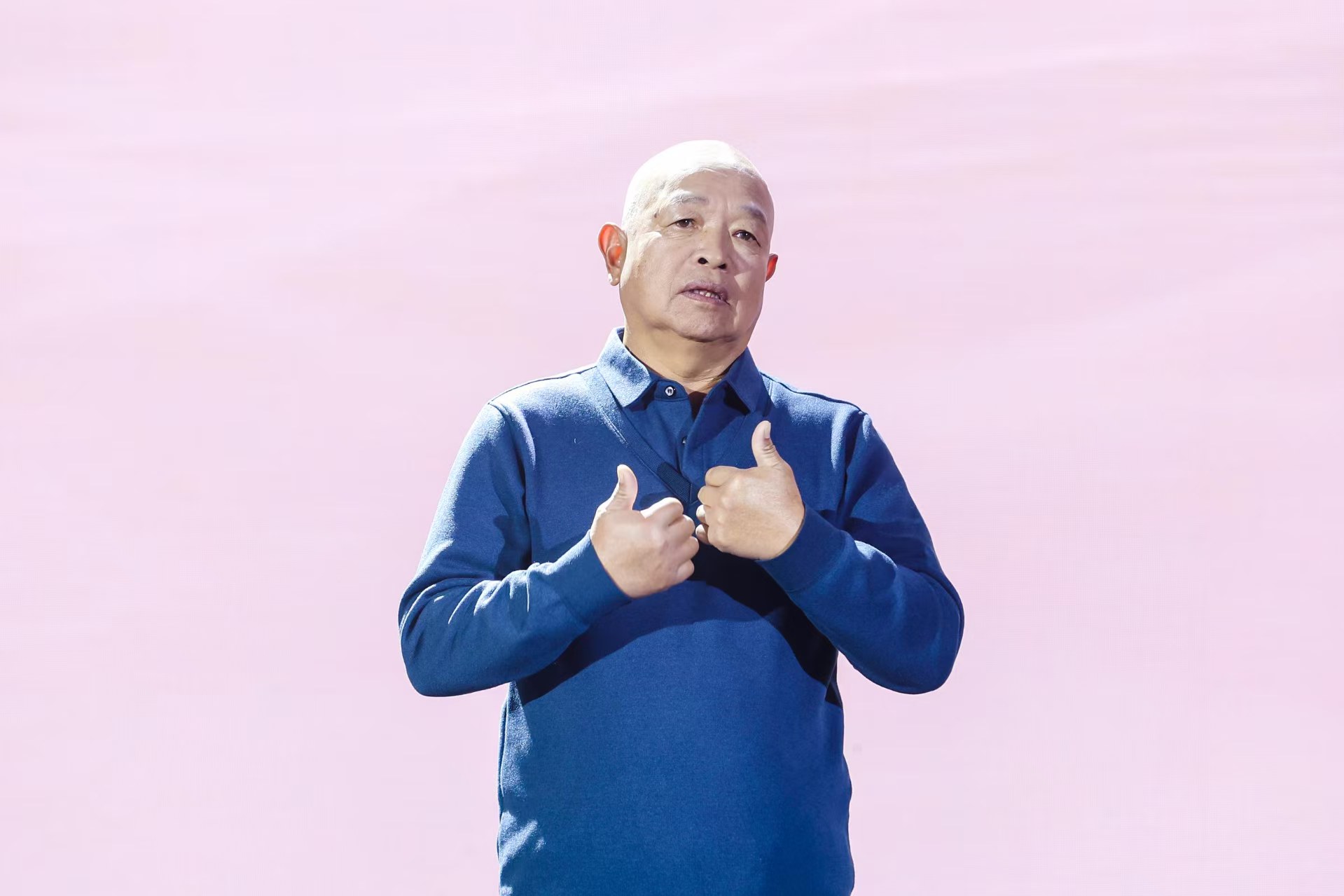 “山東好人”、煙臺(tái)市無(wú)聲洗車場(chǎng)經(jīng)理柳興濤。人民視頻供圖。