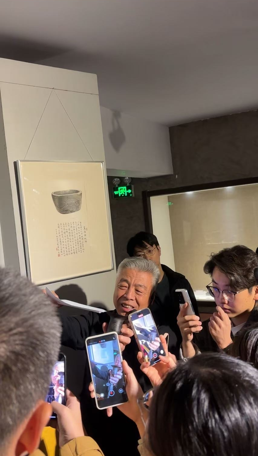 黑陶邢文化博物館館長邢葆東展示兩張相疊的A4紙，向記者解釋此為杯口的厚度。
