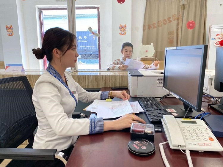 春節(jié)期間，中老鐵路員工堅守崗位，保障鐵路運行安全、暢通。李加勇攝