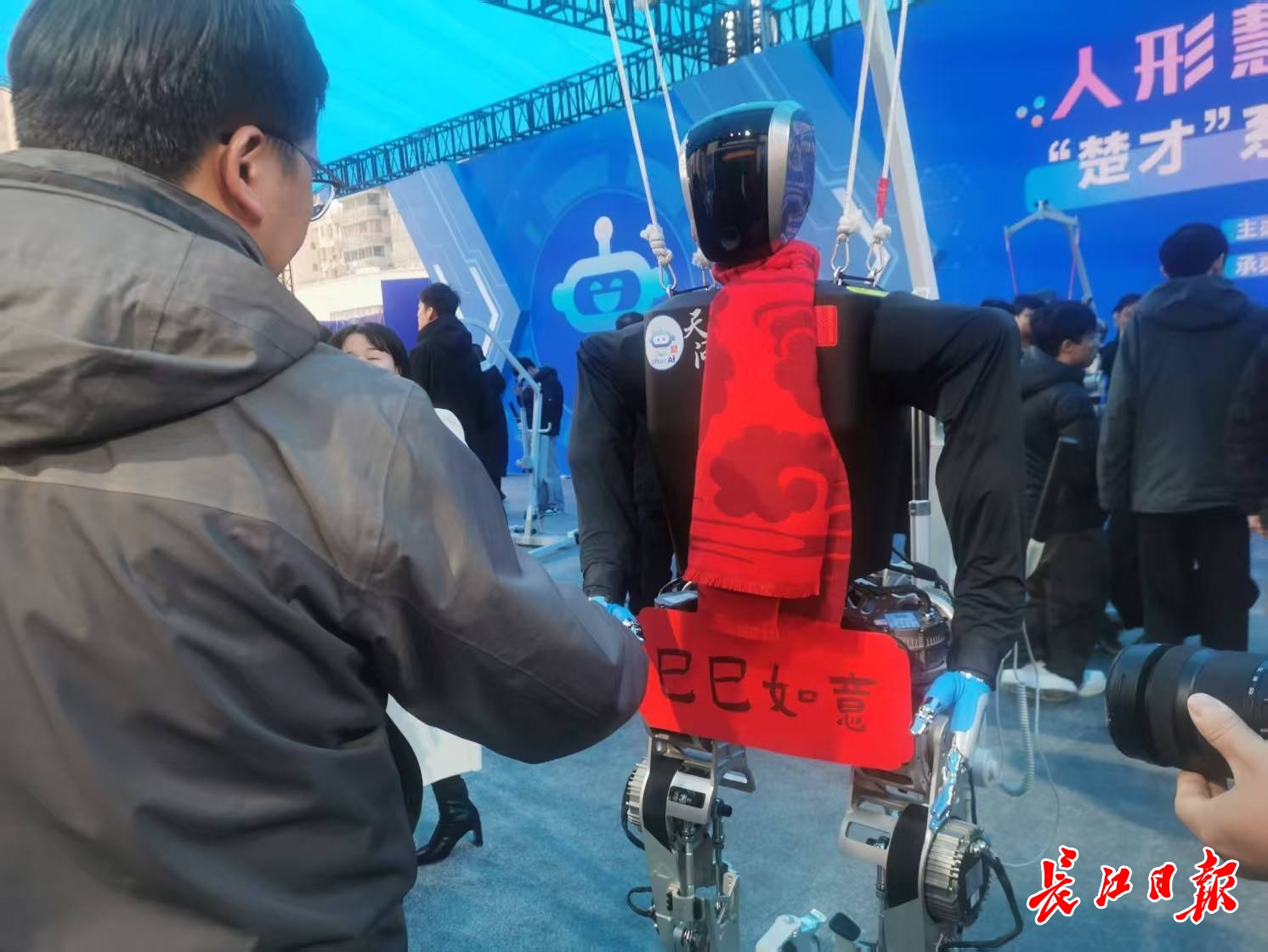 “天問”人形機(jī)器人和參觀市民握手，互致新年快樂。 長(zhǎng)江日?qǐng)?bào)記者陳永權(quán) 攝
