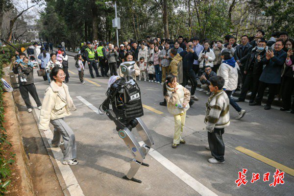 “智警小珞”人形機(jī)器人和小朋友們斗舞。長(zhǎng)江日?qǐng)?bào)記者史偉 攝