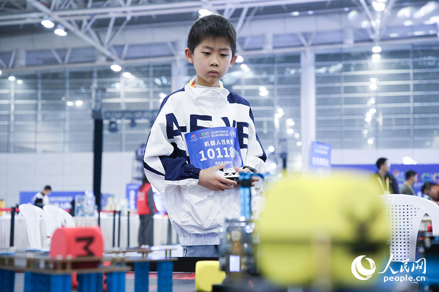參加2025數(shù)字中國創(chuàng)新大賽青少年AI機(jī)器人賽道決賽的小選手。人民網(wǎng)記者 焦艷攝