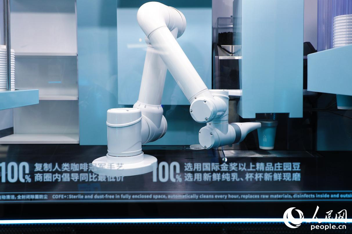 機(jī)器人現(xiàn)磨咖啡。人民網(wǎng) 李唯一攝