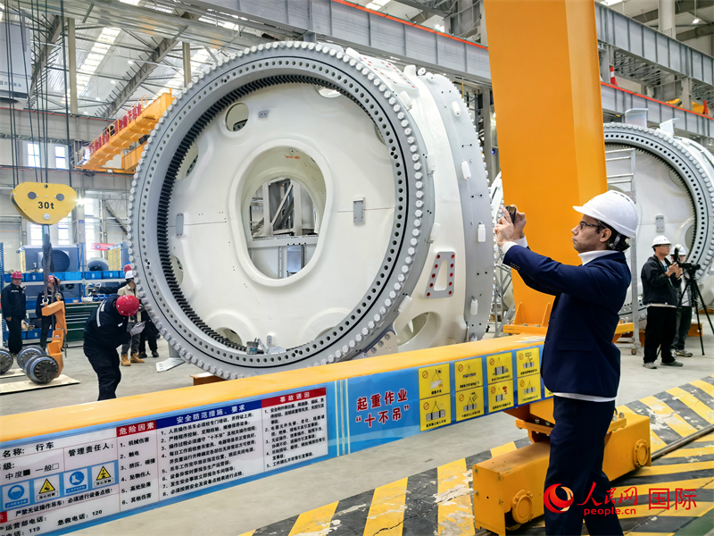 外媒記者參觀位于烏蘭察布察哈爾高新技術(shù)開發(fā)區(qū)的運達風(fēng)電裝備制造廠房。人民網(wǎng) 楊春燕攝