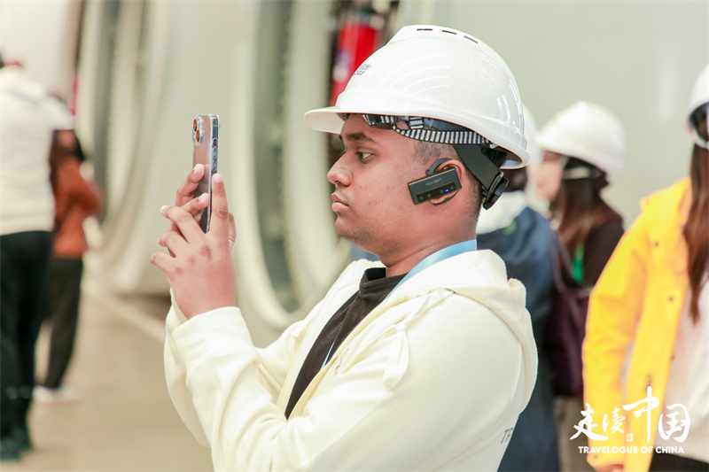 斐濟廣播公司記者尼基爾·庫馬爾（Nikhil Kumar）參觀運達風(fēng)電裝備制造廠房。環(huán)球網(wǎng)供圖