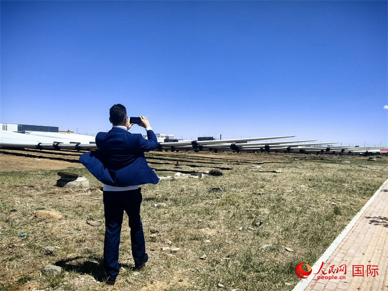 外媒記者拍攝廠房外的風(fēng)力渦輪發(fā)電機的巨型漿葉。人民網(wǎng) 楊春燕攝