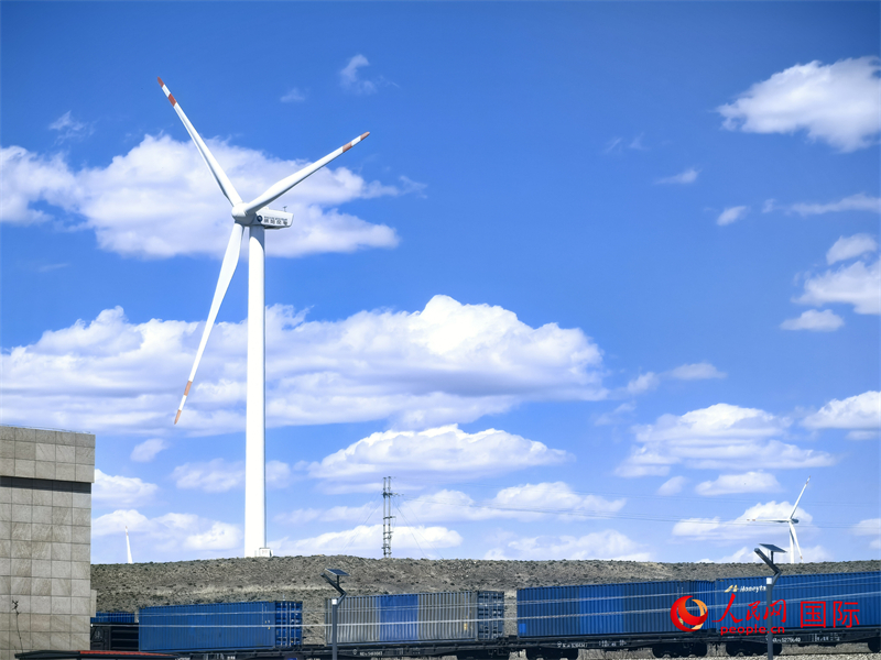 烏蘭察布烏蘭哈達火山附近的風(fēng)力渦輪發(fā)電機。人民網(wǎng) 楊春燕攝