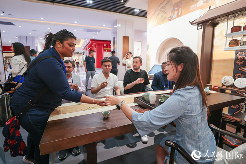 5月25日，外國(guó)媒體人在霍爾果斯國(guó)際邊境合作中心中國(guó)文化館參觀。人民網(wǎng)記者 張武軍攝