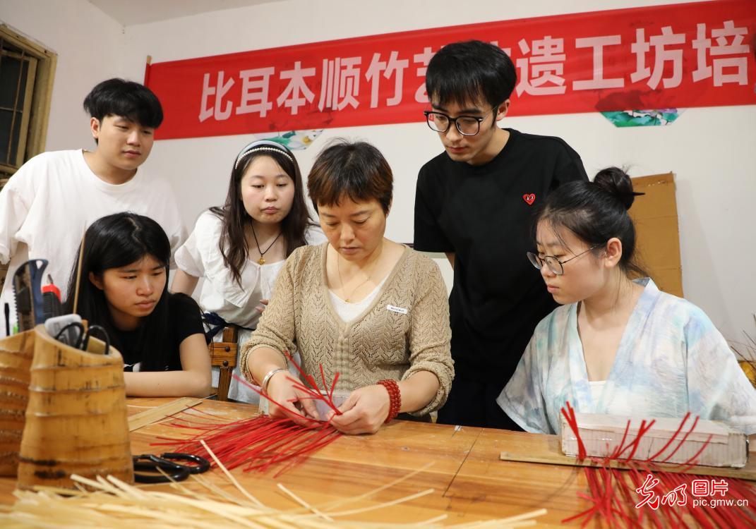 直播助農(nóng)、健康義診、扮靚街巷……青年學(xué)子暑期返鄉(xiāng)服務(wù)桑梓