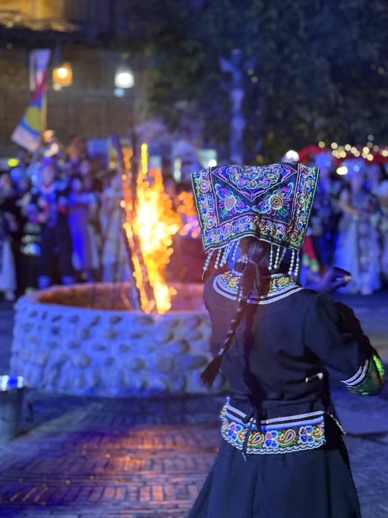 2025年7月，貴州烏江寨“萬人打跳夜”現(xiàn)場(chǎng)。受訪者供圖