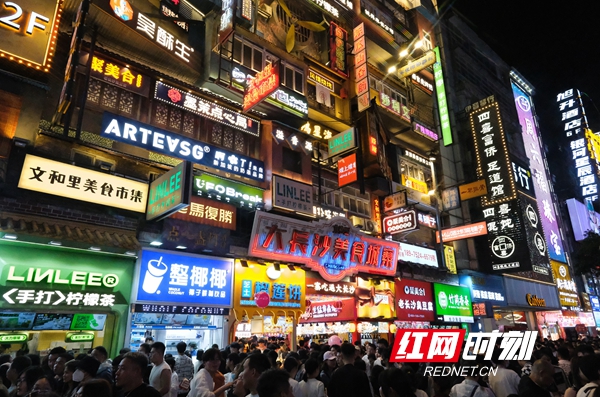 “五一”假期五一商圈客流激增，網(wǎng)紅長沙再現(xiàn)頂流效應(yīng)。.jpg