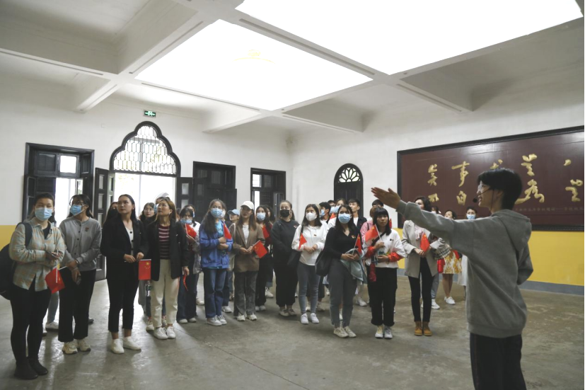 2021年5月20日，在喜迎中國共產(chǎn)黨建黨100周年之際，我校開展了少數(shù)民族學(xué)生“學(xué)黨史、感恩黨、跟黨走”紅色研學(xué)活動。