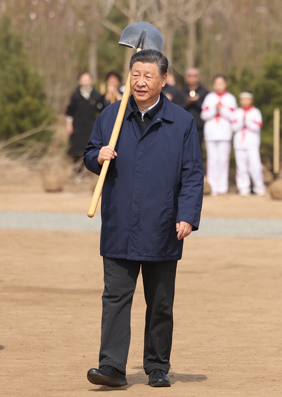 2024年4月3日，習(xí)近平總書記來到北京市通州區(qū)潞城鎮(zhèn)參加首都義務(wù)植樹活動(dòng)。