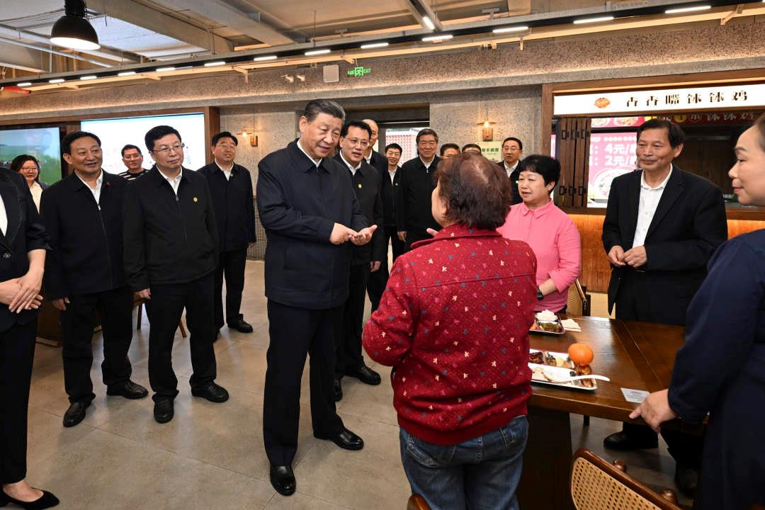 △2024年4月22日，習(xí)近平總書記來到重慶九龍坡區(qū)謝家灣街道民主村社區(qū)考察。