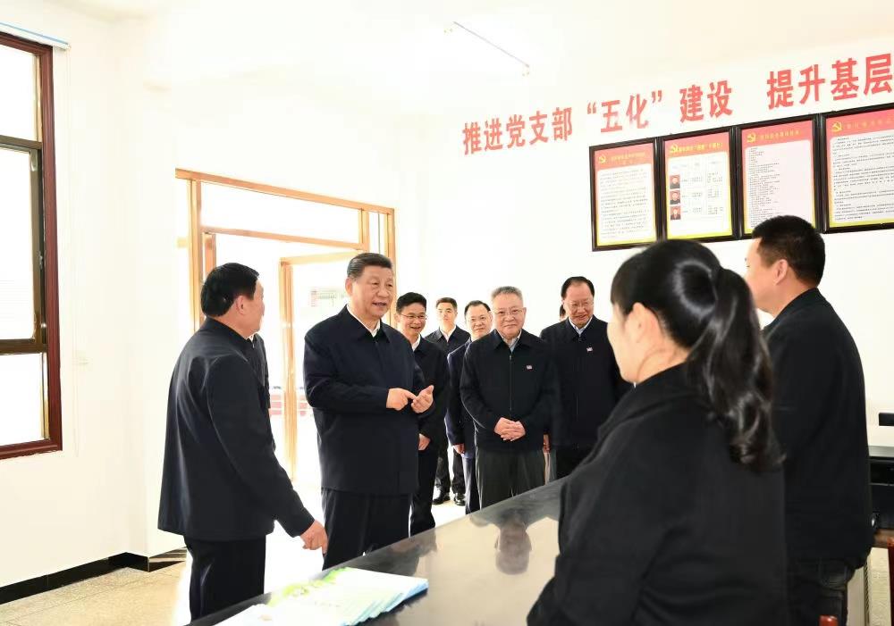 △2024年3月19日，習(xí)近平總書記在湖南常德市鼎城區(qū)謝家鋪鎮(zhèn)港中坪村黨群服務(wù)中心了解當(dāng)?shù)貫榛鶎訙p負(fù)、提升基層治理效能等情況。