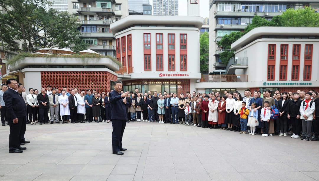 △2024年4月22日，習(xí)近平總書記來到重慶九龍坡區(qū)謝家灣街道民主村社區(qū)考察。