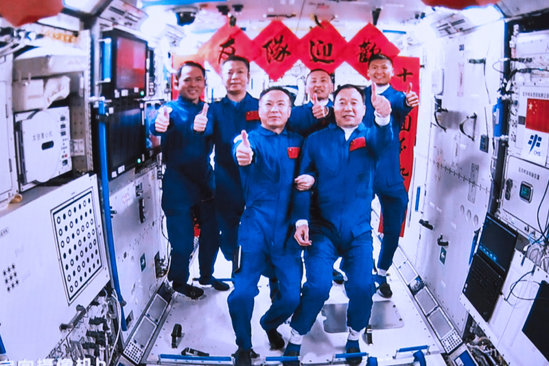 2023年5月30日，在北京航天飛行控制中心拍攝的神舟十五號(hào)航天員乘組與神舟十六號(hào)航天員乘組拍下“全家?！钡漠?huà)面。