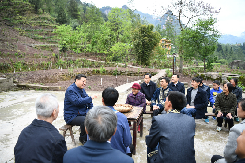 2019年4月15日至17日，中共中央總書記、國家主席、中央軍委主席習(xí)近平在重慶考察，并主持召開解決“兩不愁三保障”突出問題座談會。這是4月15日下午，習(xí)近平在石柱土家族自治縣中益鄉(xiāng)華溪村同村民代表、基層干部、扶貧干部、鄉(xiāng)村醫(yī)生等圍坐在一起，共話脫貧攻堅。新華社記者 謝環(huán)馳 攝