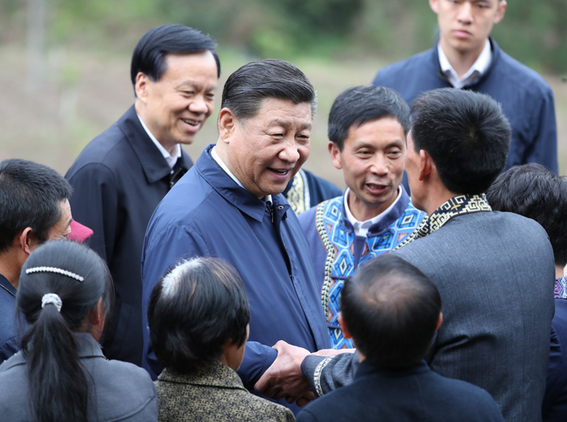 2019年4月15日至17日，中共中央總書記、國家主席、中央軍委主席習(xí)近平在重慶考察，并主持召開解決“兩不愁三保障”突出問題座談會。這是4月15日下午，習(xí)近平在石柱土家族自治縣中益鄉(xiāng)華溪村同村民親切交流。新華社記者 丁海濤 攝