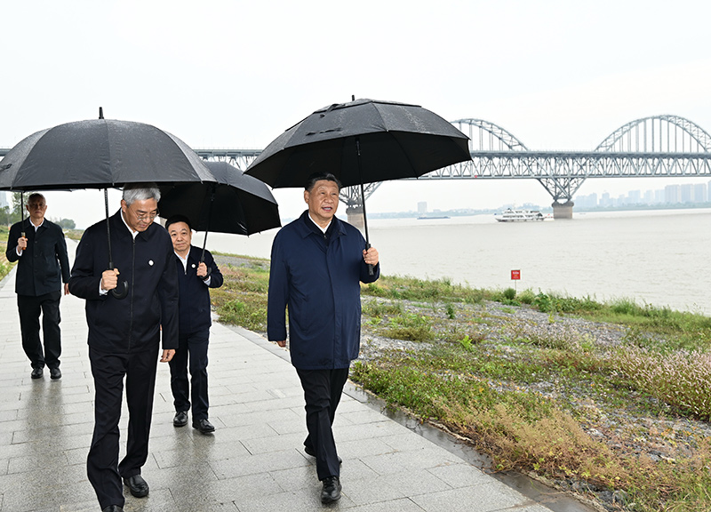 2023年10月10日至13日，中共中央總書記、國家主席、中央軍委主席習近平在江西考察。這是10日下午，習近平在長江國家文化公園九江城區(qū)段考察時，冒雨沿江堤步行察看沿岸風貌。新華社記者 謝環(huán)馳 攝