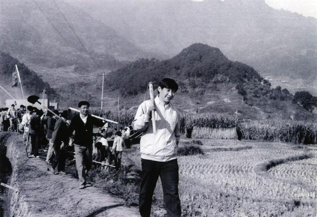 1989年12月2日，時(shí)任中共寧德地委書記的習(xí)近平帶領(lǐng)地直機(jī)關(guān)千余名干部到寧德縣南漈水利工地參加清溝排障修整水渠勞動(dòng)。新華社發(fā)