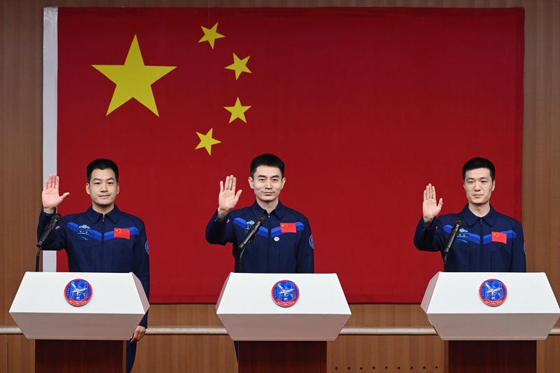 2024年月24日，神舟十八號載人飛行任務(wù)航天員葉光富（中）、李聰（右）、李廣蘇在酒泉衛(wèi)星發(fā)射中心問天閣與媒體記者集體見面。