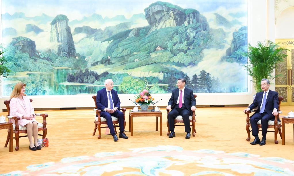 2024年4月8日，國(guó)家主席習(xí)近平在北京人民大會(huì)堂會(huì)見(jiàn)法國(guó)梅里?；饡?huì)主席梅里埃夫婦。新華社記者 黃敬文 攝