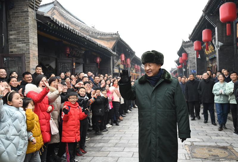 2022年1月27日，習近平總書記在平遙古城向現(xiàn)場群眾揮手致意。