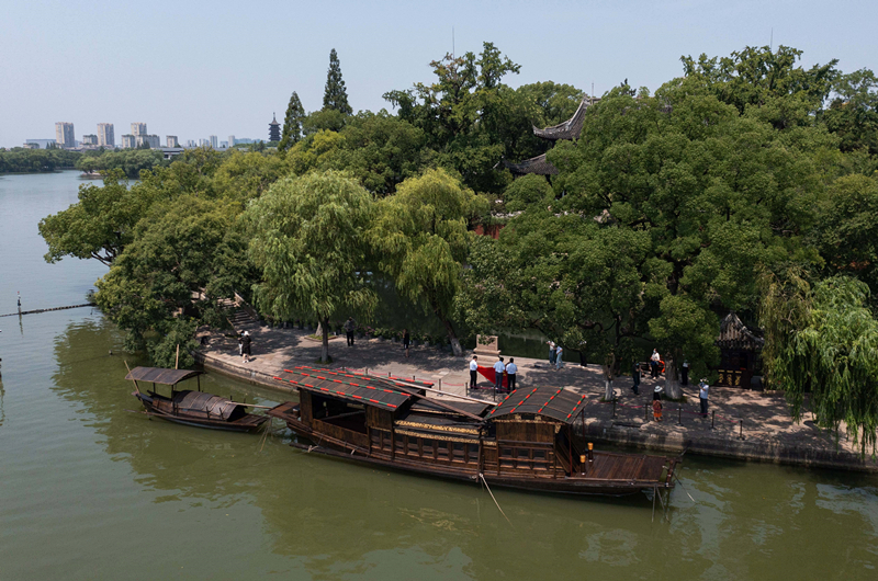 2022年7月27日，南湖紅船?？吭谡憬〖闻d市南湖旅游區(qū)的湖心島旁。