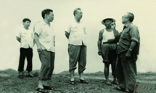 1978年8月，習(xí)仲勛（左三）在廣東惠陽農(nóng)村調(diào)研。在清華大學(xué)讀書的習(xí)近平（左一）利用暑假時(shí)間參加社會(huì)實(shí)踐，隨同父親一起下鄉(xiāng)。