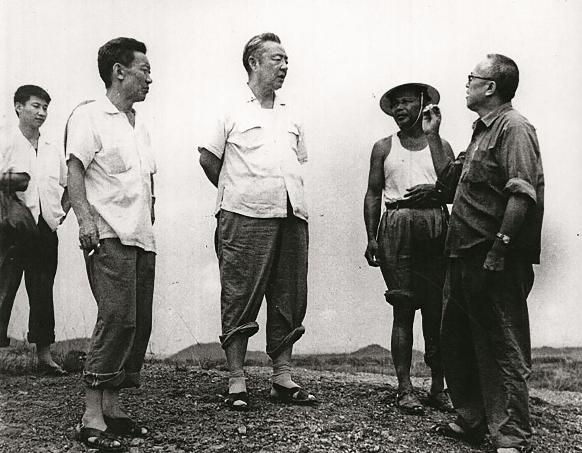 1978年8月5日，習仲勛（中）在廣東惠陽地區(qū)調(diào)研。左二為廣東省委農(nóng)村工作部副部長杜瑞芝，右一為惠陽地委書記李富林。 左一為當時正在清華大學暑期的習近平。