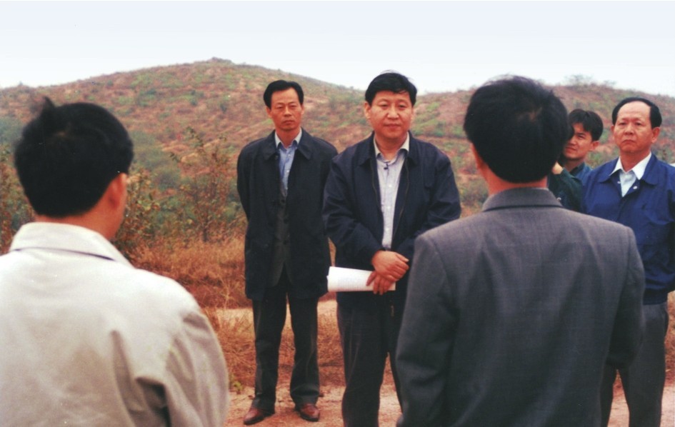 1999年11月，習(xí)近平在龍巖市長(zhǎng)汀縣河田水土流失治理區(qū)調(diào)研。圖源：《習(xí)近平在福建（下）》