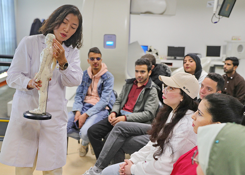 2023年4月19日，河北省秦皇島市中醫(yī)醫(yī)院醫(yī)務(wù)工作者為燕山大學(xué)外國留學(xué)生講解中醫(yī)經(jīng)絡(luò)知識。