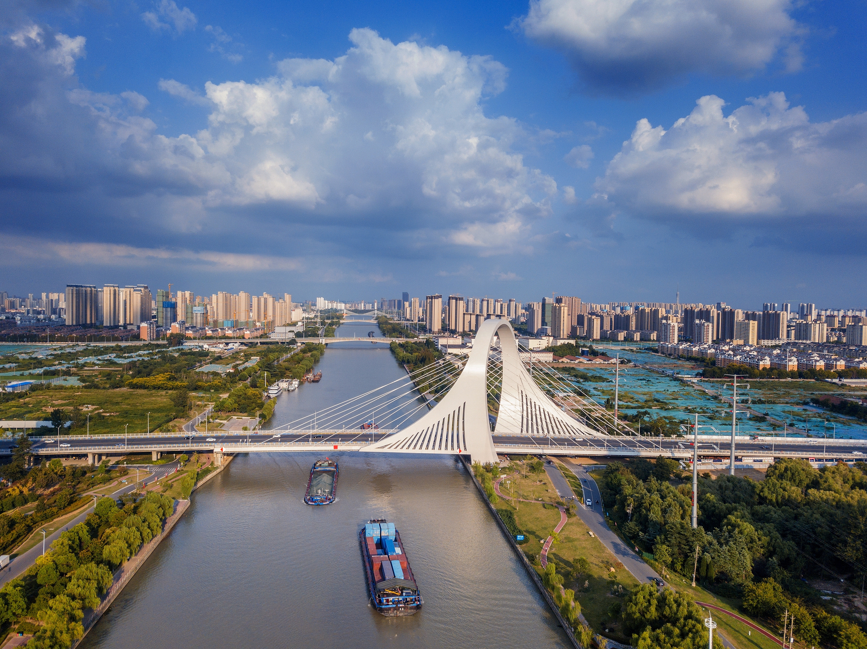 2022年9月12日，幾艘船舶行駛在江蘇淮安運河大橋附近。