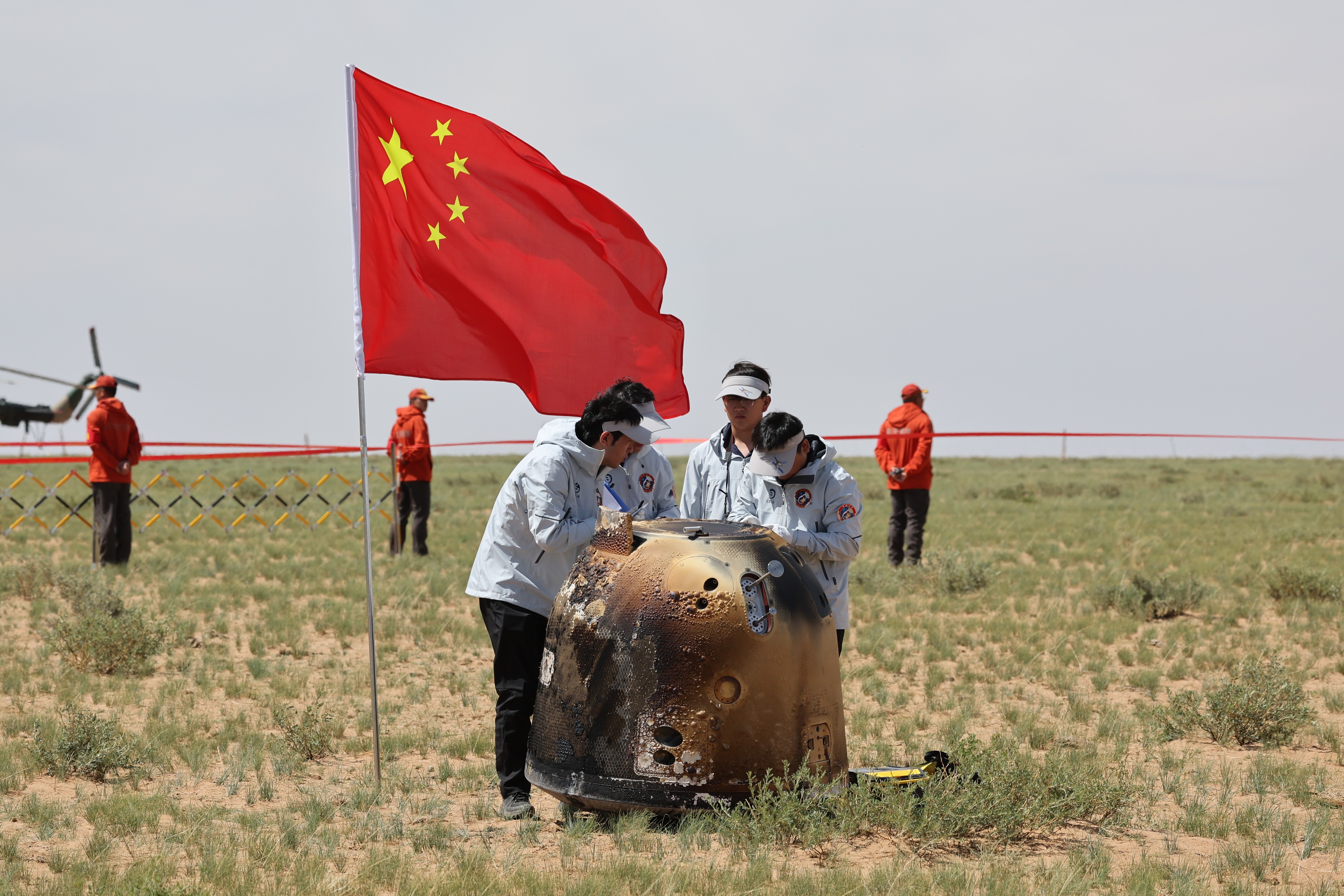 6月25日拍攝的嫦娥六號(hào)返回器回收現(xiàn)場(chǎng)。