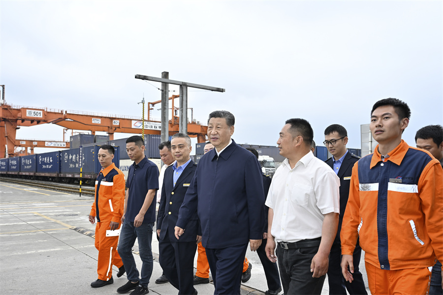 2024年4月22日至24日，中共中央總書記、國家主席、中央軍委主席習近平在重慶考察。這是22日下午，習近平在重慶國際物流樞紐園區(qū)重慶鐵路集裝箱中心站，同貨車司機、列車司機、裝卸工人、場站管理人員等親切交流。新華社記者 岳月偉 攝