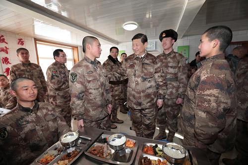 2014年1月26日中午，習(xí)近平來到連隊食堂，同戰(zhàn)士們一起用餐。新華社記者 李剛 攝