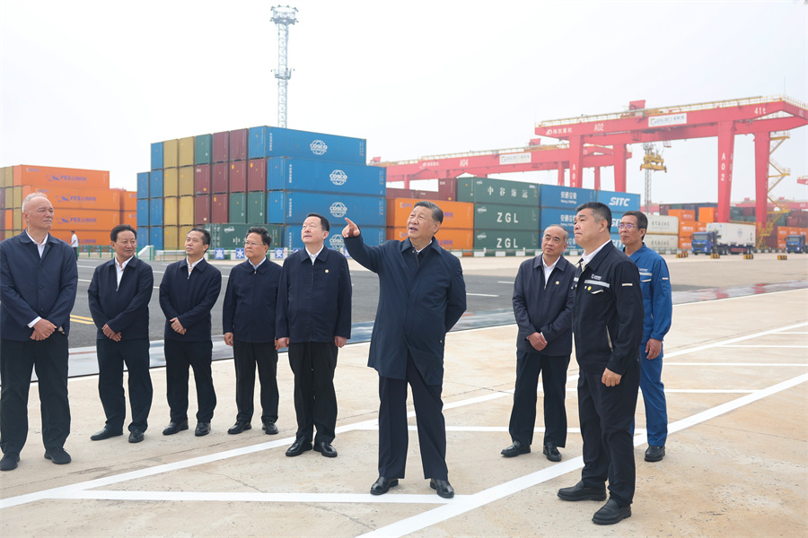 2024年5月22日至24日，中共中央總書記、國家主席、中央軍委主席習(xí)近平在山東考察。這是22日下午，習(xí)近平在日照港察看全自動(dòng)化集裝箱碼頭作業(yè)場景。新華社記者 鞠鵬 攝