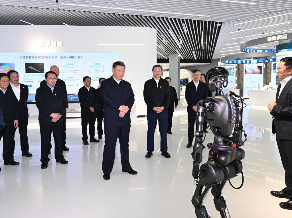 2023年11月28日下午，習(xí)近平在浦東新區(qū)張江科學(xué)城參觀上?？萍紕?chuàng)新成果展。新華社記者 謝環(huán)馳 攝